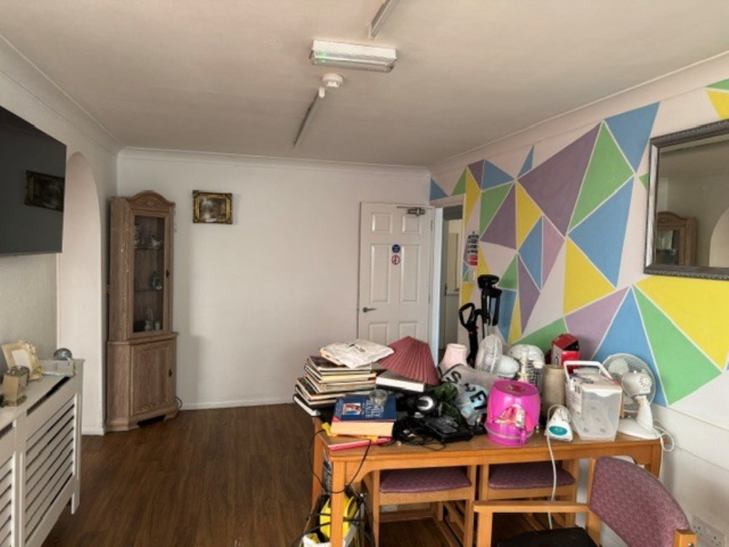 Lot: 172 - SUBSTANTIAL FREEHOLD 22-BEDROOM FORMER CARE HOME WITH POTENTIAL - Communal area